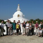 Met Maarten Olthof bij de Shanti-stoepa in Lumbini, geboorteplaats van de Boeddha