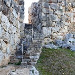 De hoge muren van Tiryns - Odysseus reis Griekenland © Maarten Olthof