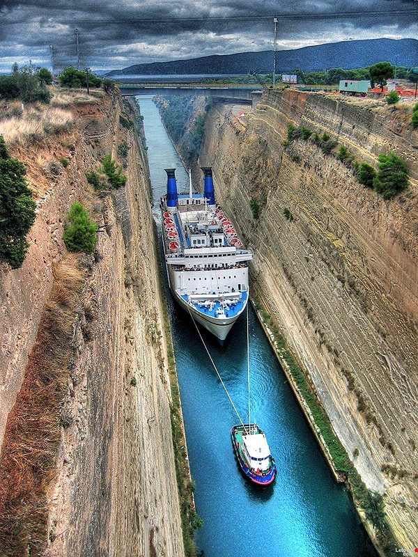 Schip door Kanaal van Korinthe - reis Griekenland ‘In het kielzog van Odysseus’